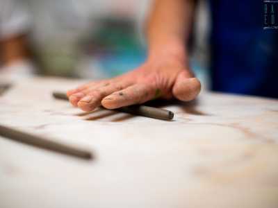 Ed � da lei che apprendiamo i passaggi che conducono alla realizzazione del prodotto finito. Fatta la sagoma si costruisce il fischietto vero e proprio. Vediamo la Capasso stendere con le mani una parte di argilla